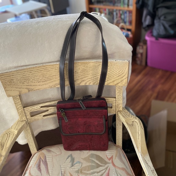 Relic Leather Purse. It’s a crossbody purse with an adjustable strap. - Picture 8 of 8